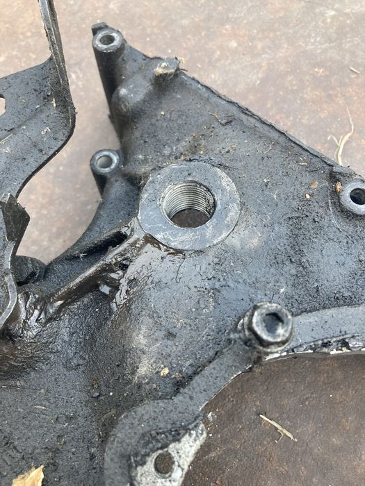 Передня кришка двигуна Mercedes уем 604 605 606