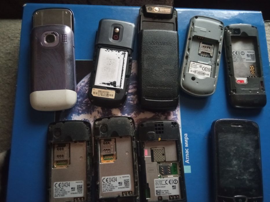 Лот кнопочных телефонов.