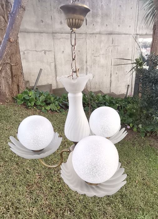 Belíssimo candeeiro aplicação ao teto, estrutura em latão e vidro em f