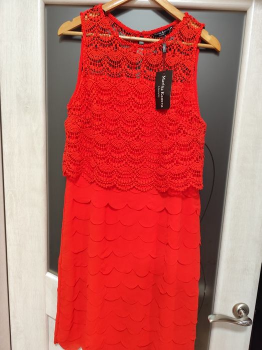 Сукня коралового кольору