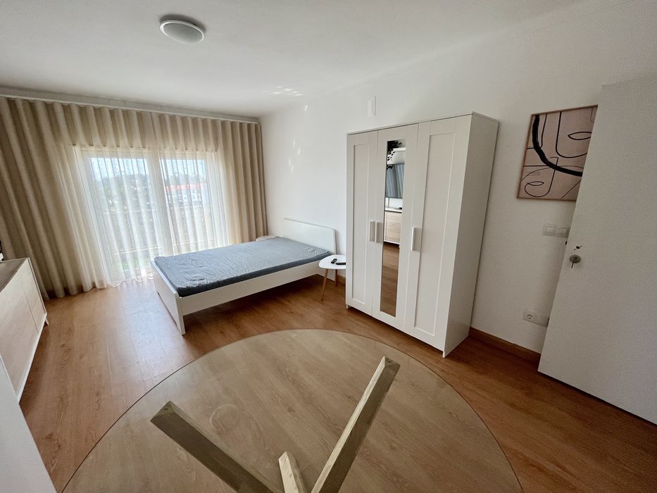 Quarto com varanda vista para o castelo