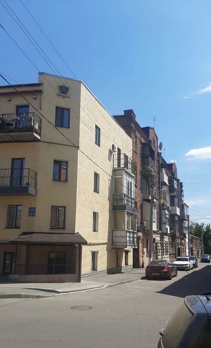 D1M Продам 3 кімнатну квартиру в історичному центрі міста.