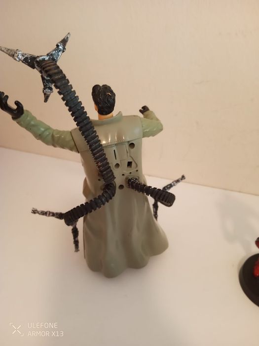 Figuras Marvel com defeito: Iron Man ou Doctor Octopus