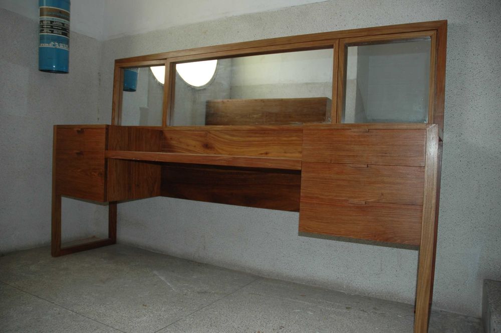 Toucador design vintage em madeira maciça de umbila (moçambicana)