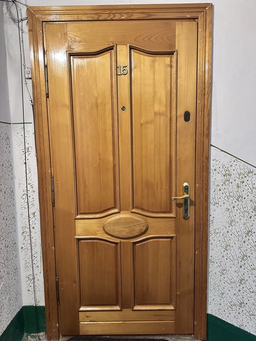 Вхідні подвійні двері деревʼяні