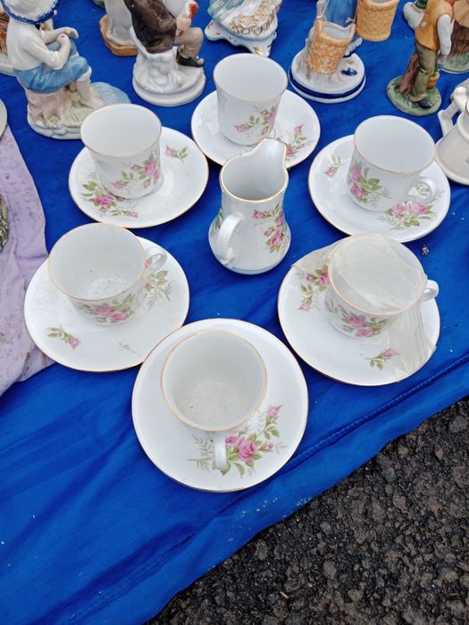 Filiżanki z mlecznikiem