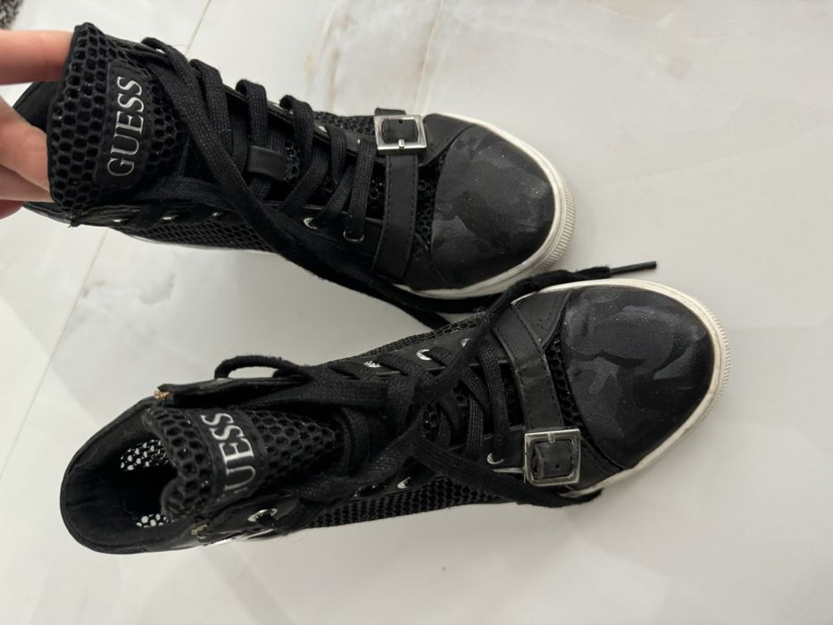Guess кроссовки на танкетке