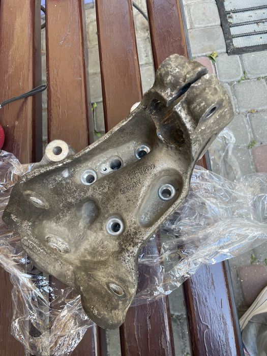 Цапфа ( опора поворотна Л) bmw f32/F30  (31216799097)