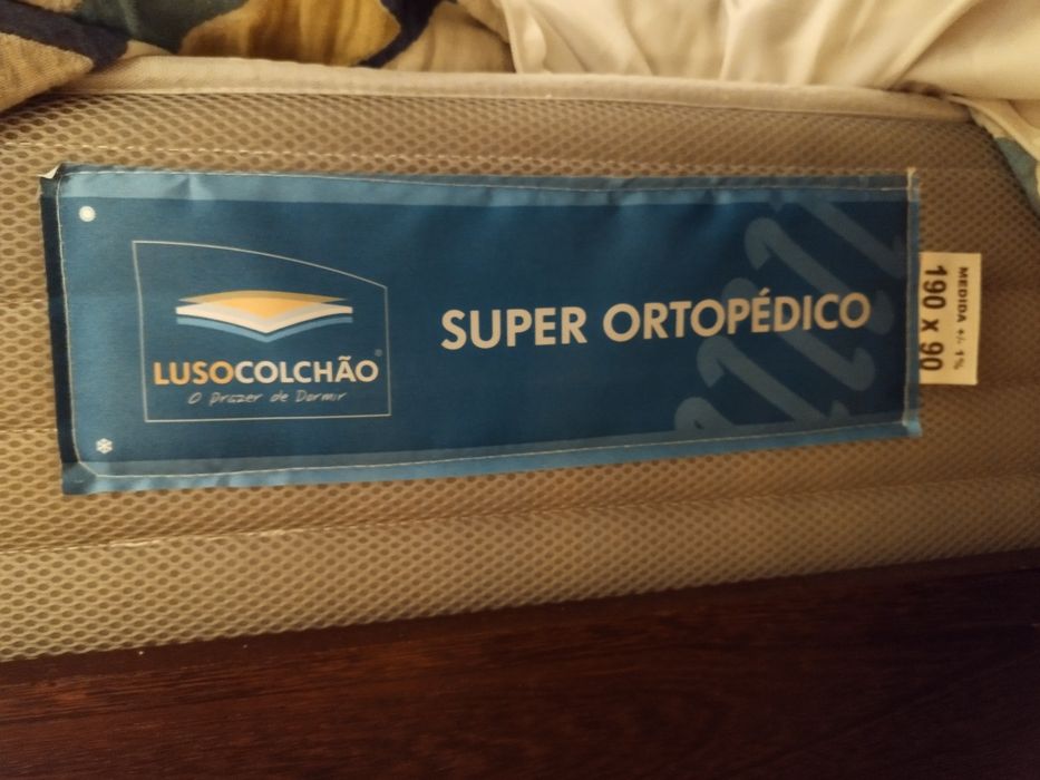 Duas camas de solteiro e colchões