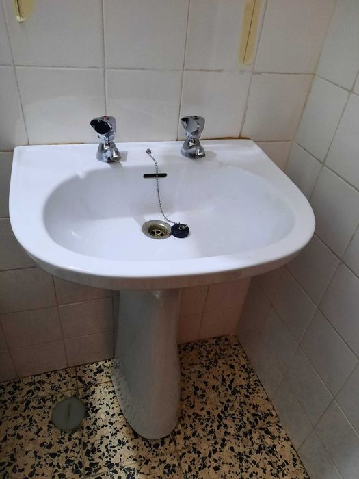 Lavatório com coluna