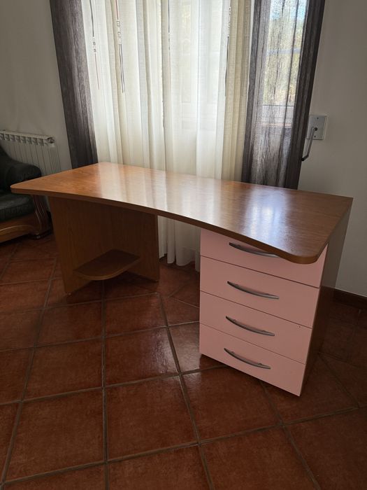 Secretária com prateleiras