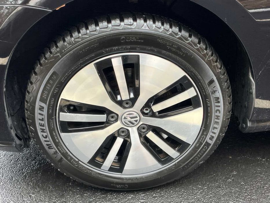 Volkswagen e-Golf      2018