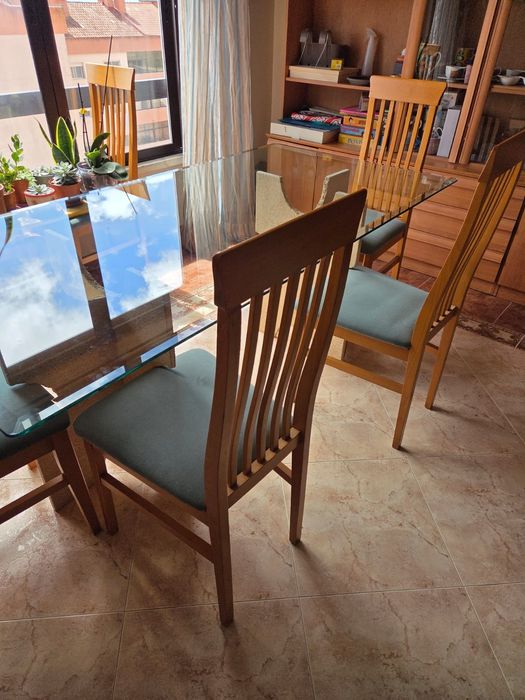 Mesa vidro Pés pedra 1.80x90cm + 6 Cadeira Madeira Usado Bom Estado