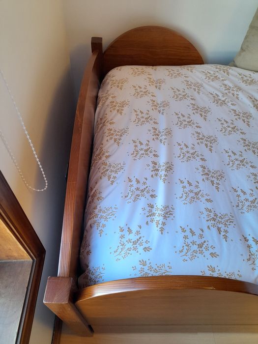 Cama dupla de solteiro em madeira cerne