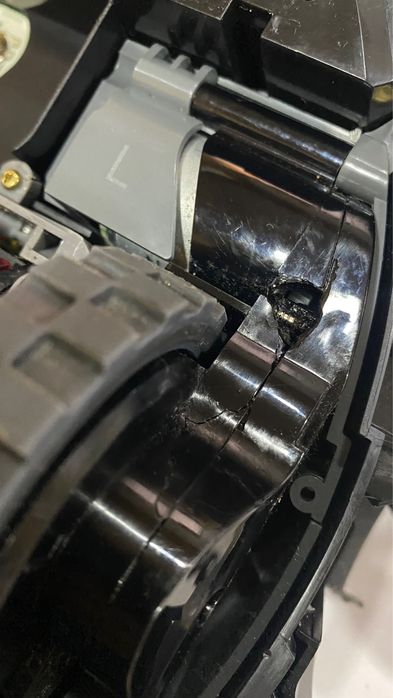 Roomba 976 com avaria na roda para peças ou reparação
