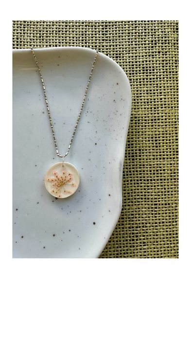 Zawieszka „fleur atomique” biżuteria handmade żywica srebro