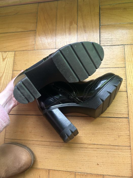 Ocieplane czarne lakierki na obcasie