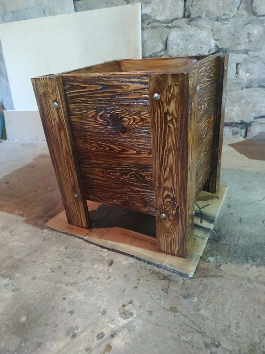 Кашпо для туи из натурального дерева.