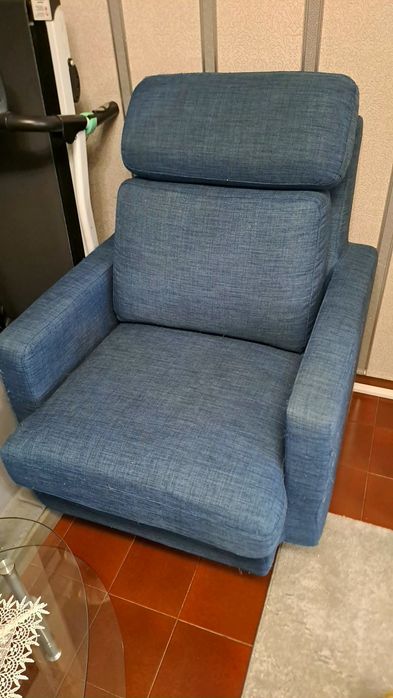 Cadeirão com pés metálico para virar.