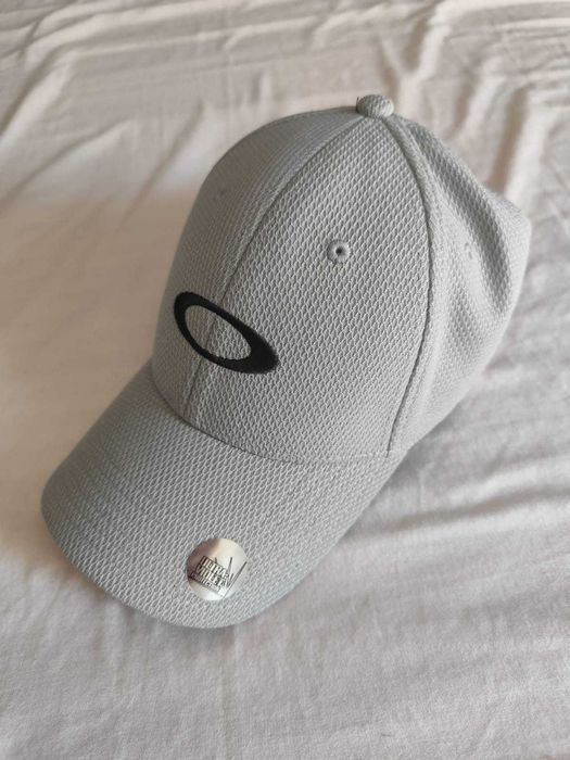 Boné Oakley Cinza – Como Novo