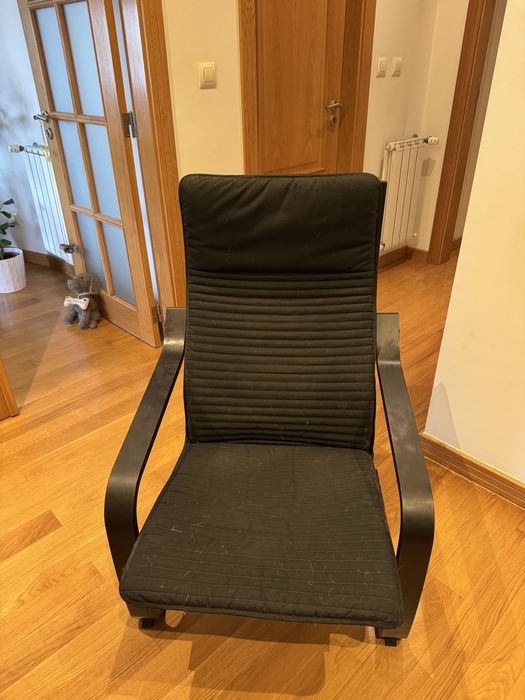 Poltrona de descanso preta com estrutura em balanço