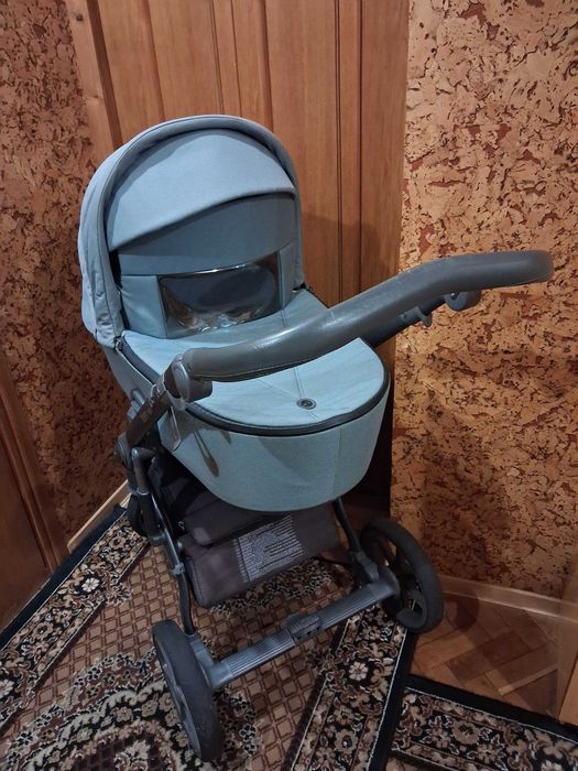 Дитяча прогулочна коляска