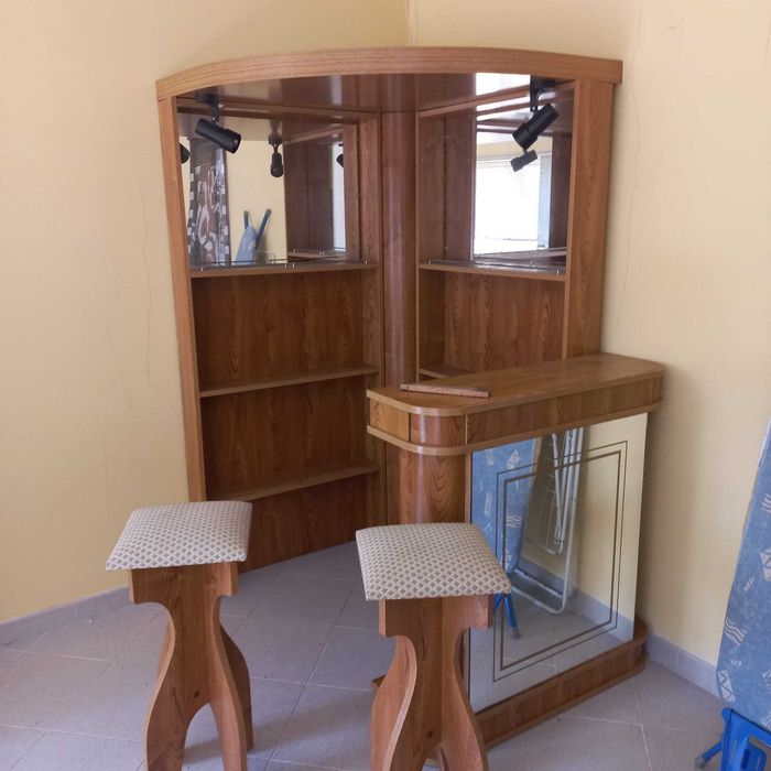 Bar de interior em madeira