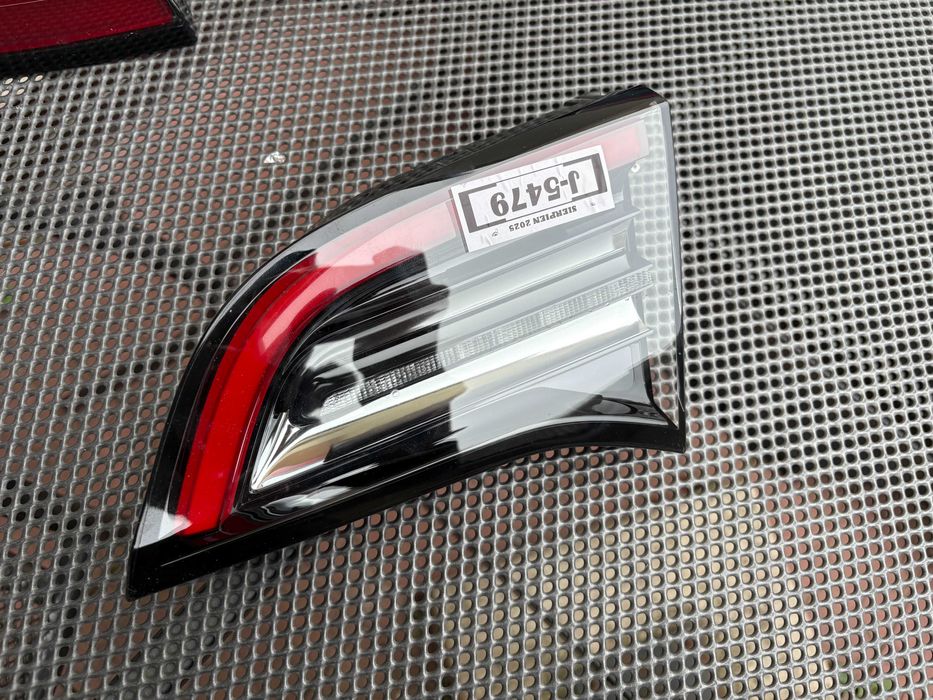 Фонар Tesla model 3/model Y Європа 4pin правий внутрі. та лівий зовні.