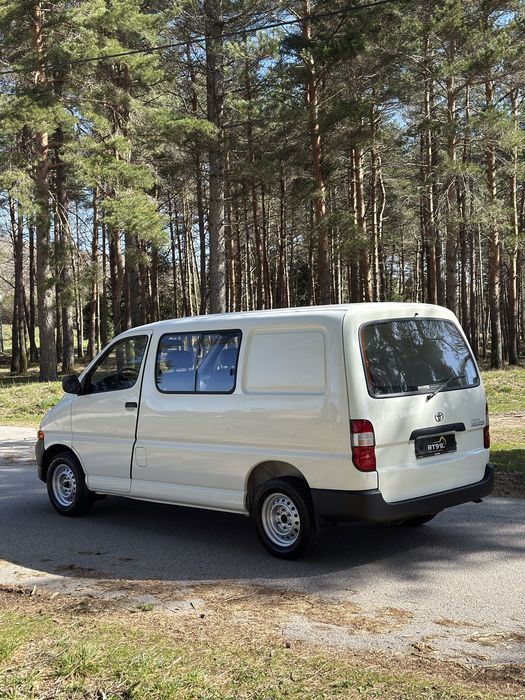 Toyota HiAce 2.4D | 6 lugares