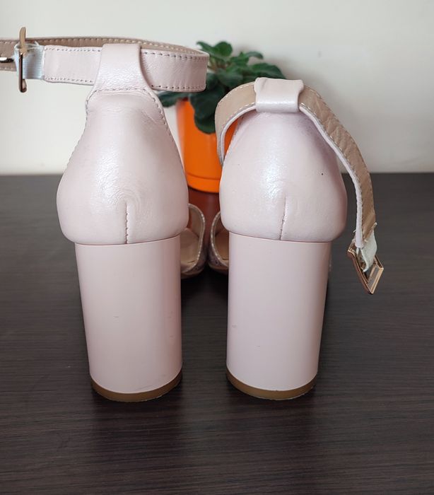 Шкіряні босоніжки на підборах