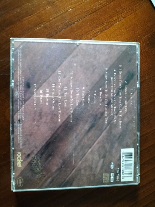 CD do cantor Elton John - Love songs, em ótimo estado.
