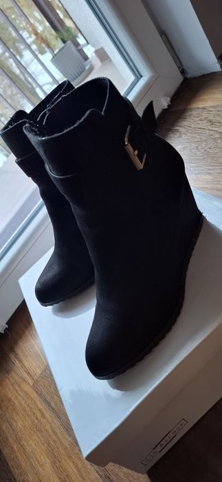 Ocieplone botki na koturnie