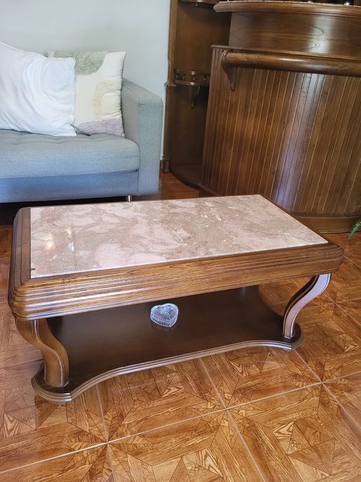 Mesa de centro com tampo em mármore