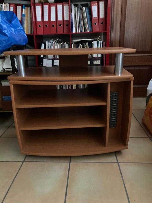 Móvel de TV em madeira com topo rotativo