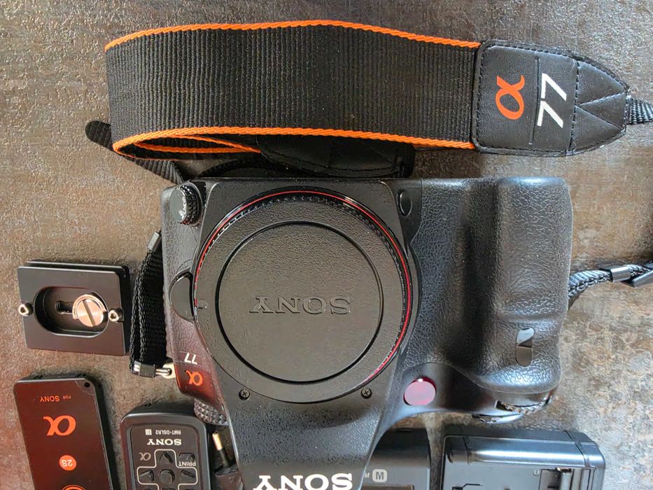Sony Alpha A 77 Korpus plus dodatki