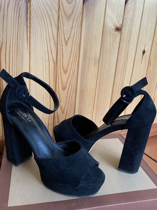 Босоніжки на каблуку