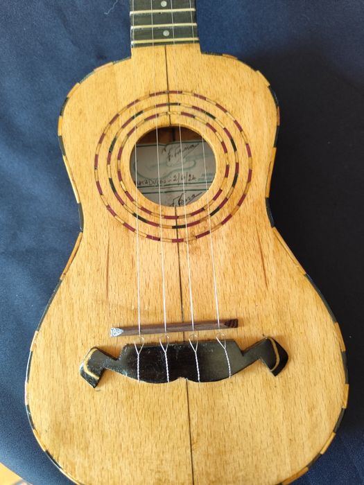 Cavaquinho Minhoto, muito lindo, construção manual totalmente, com madeira de grande qualidade!