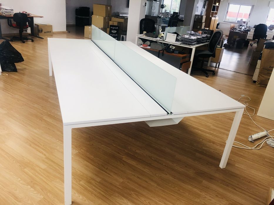 Secretárias em ilha com 4 postos de trabalho