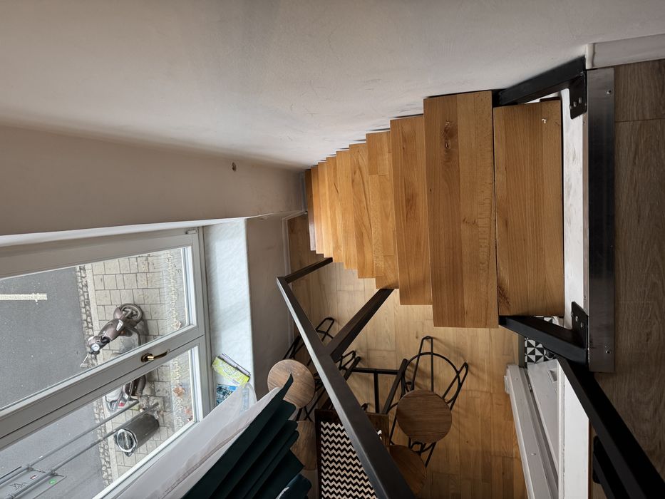 Schody metalowe loftowe z drewnianymi stopniami