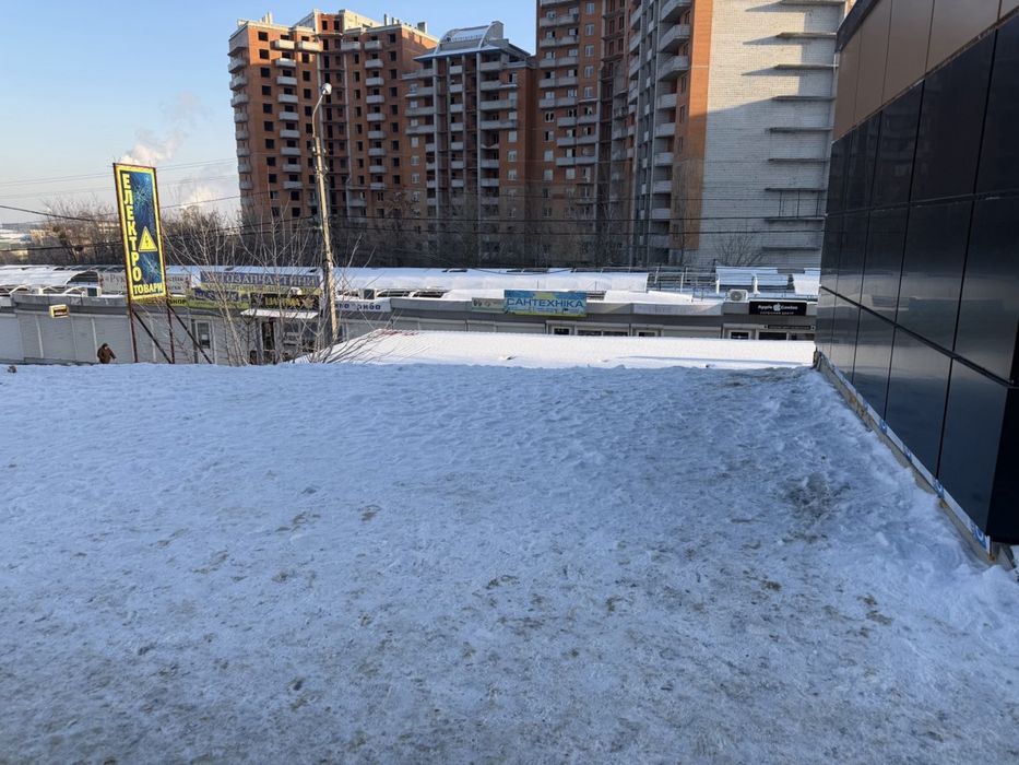 Оренда торгового приміщення з площадкою на вулиці
