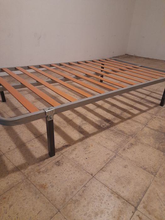 Estrado de cama de solteiro, com pés