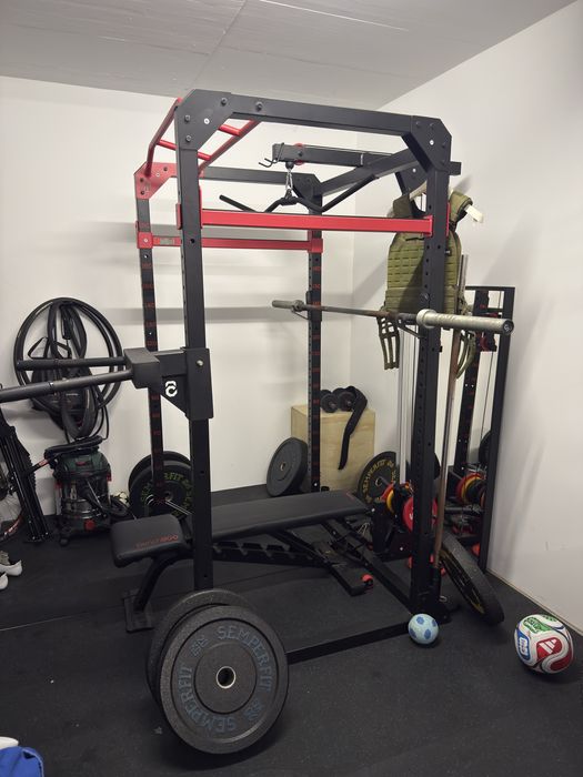 Rack de musculação Decathlon com sistema de polia