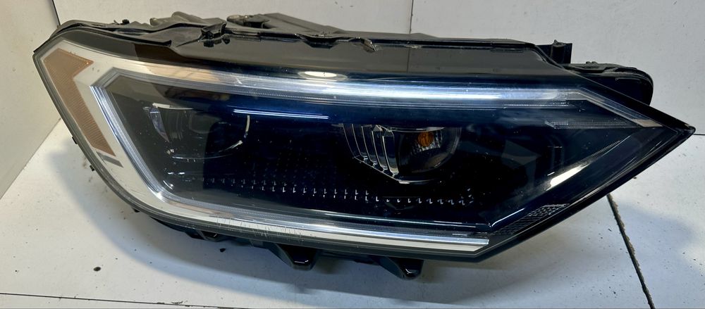 Правая фара Volkswagen Jetta mk7 Led USA 17A941036C