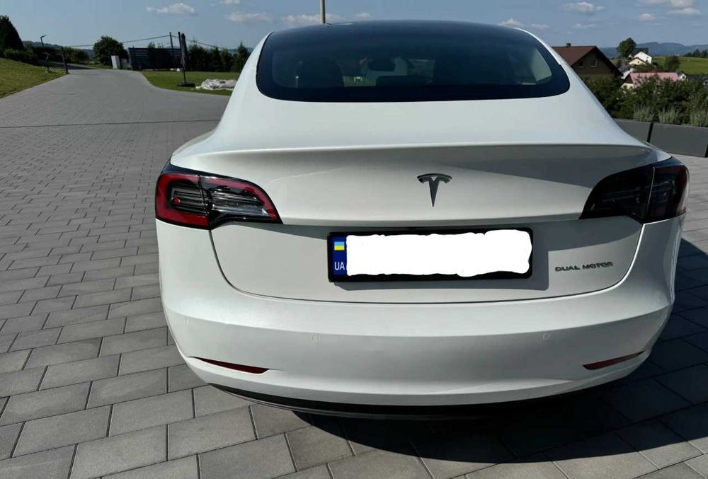 tesla model 3 2021 року