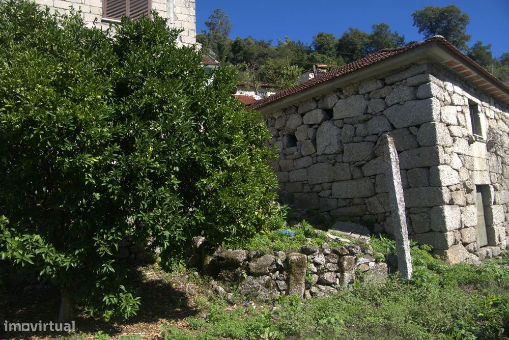 Moradia de Pedra com Terreno – Chamoim, Terras de Bouro