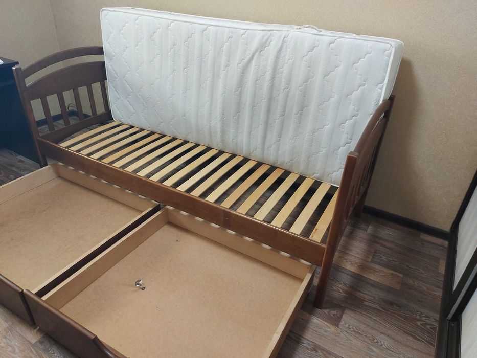 Кровать дитяча з матрасом