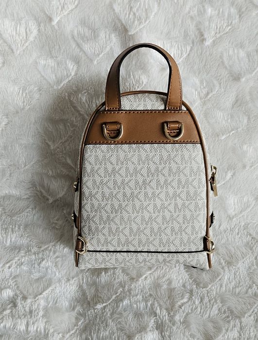 Sprzedam Śliczny plecaczek Mini rhea firmy Michael Kors 

Plecacze