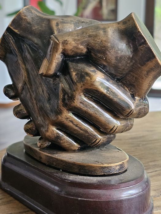 Rzeźba ùściśniete dłonie.