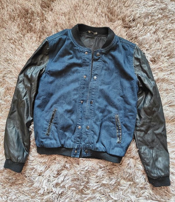 Bomberka jeansowa ze skórzanymi rękawami