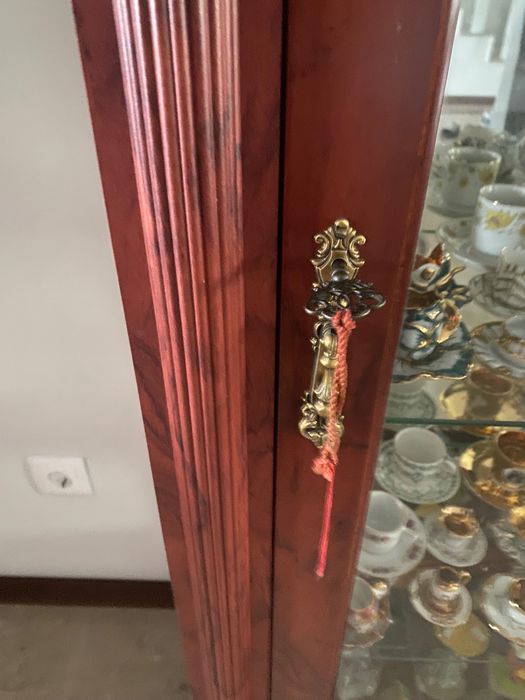 Estante com 3 prateleiras em vidro e uma gaveta